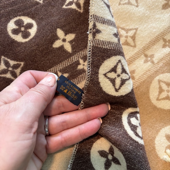 Louis Vuitton Beige and Brown Cashmere Super Soft Scarf - Picture 4 of 5